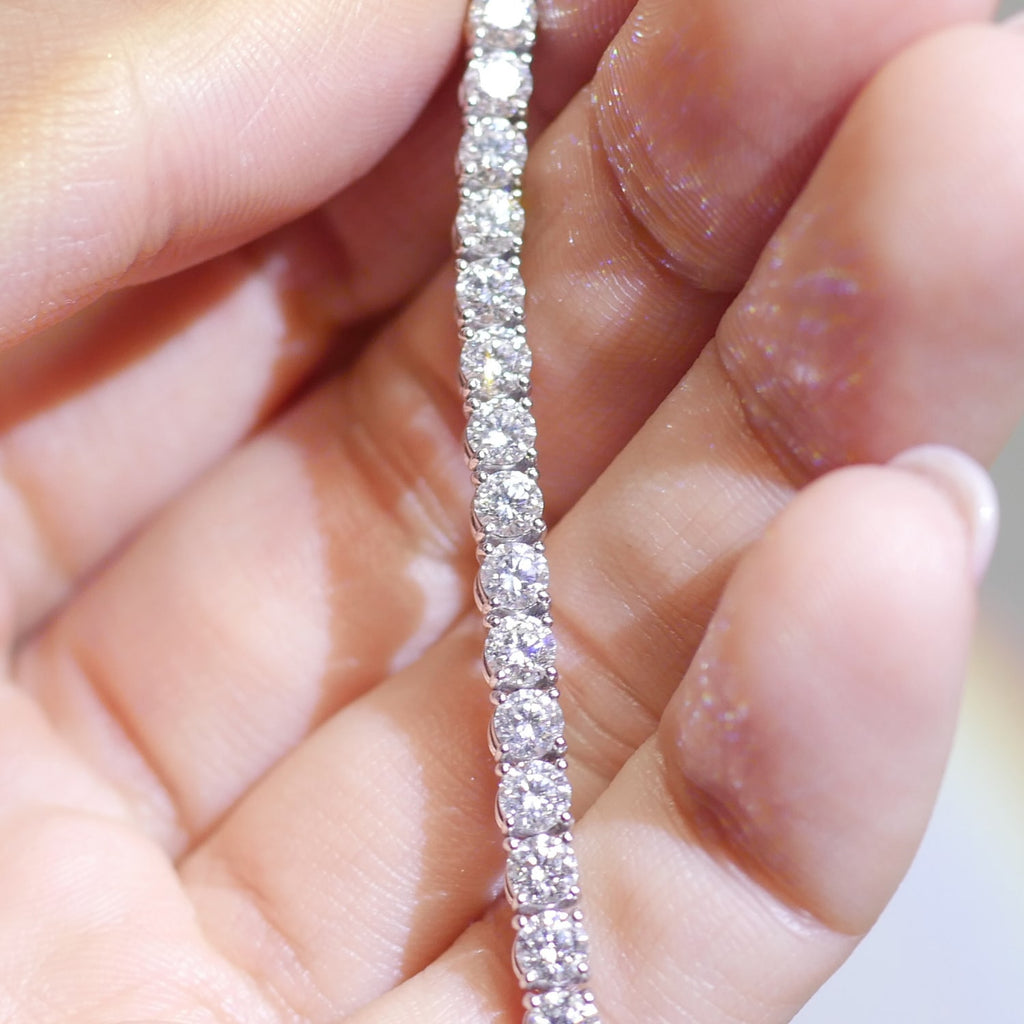Tennis Bracelet: Round Diamond Tennis Bracelet in 18k White Gold